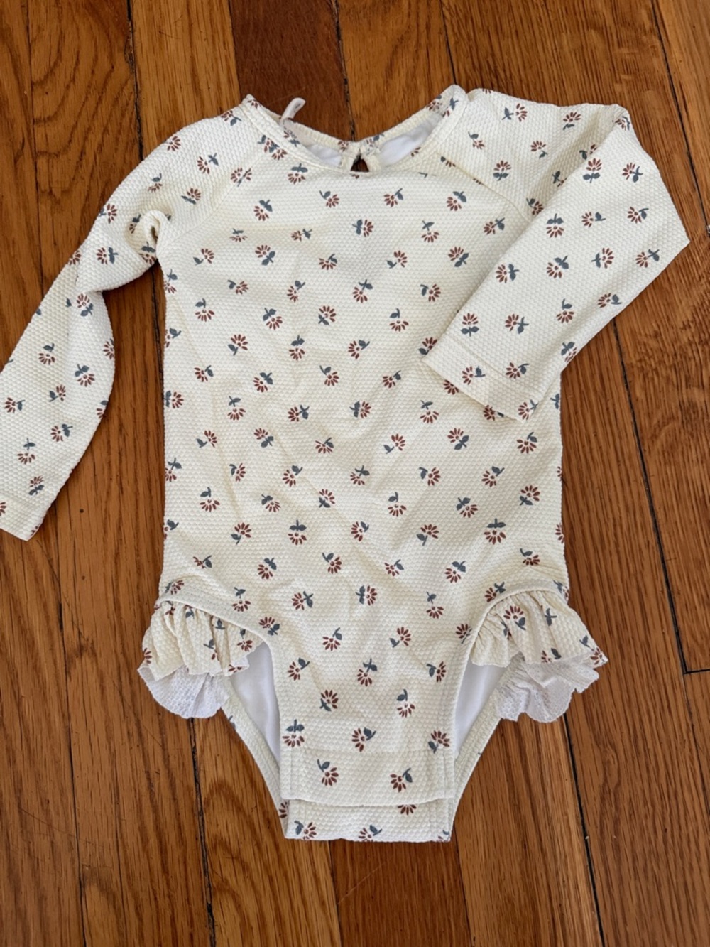 QUINCY MAE Rylee cru Long-Sleeve One-Piece Swimsuit in Cream Floral Ruffle 3-6
